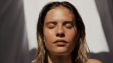 Tutti i sieri viso colorati per un beauty look che unisce make up e skincare
