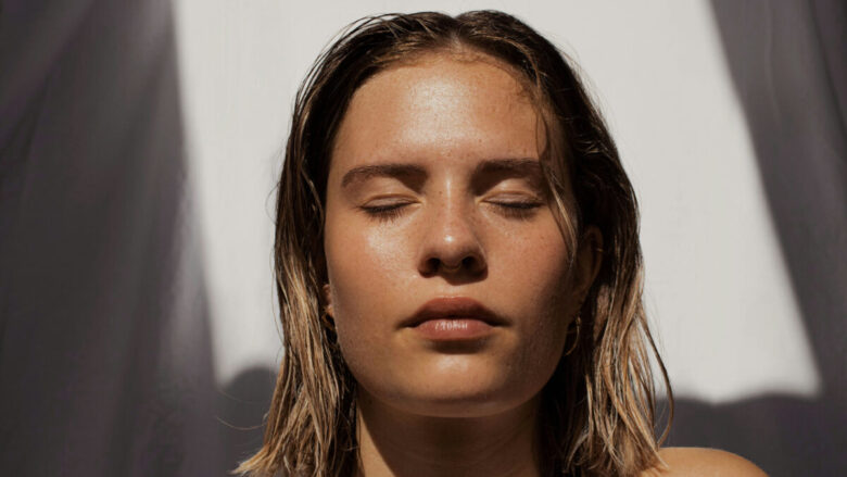 Tutti i sieri viso colorati per un beauty look che unisce make up e skincare
