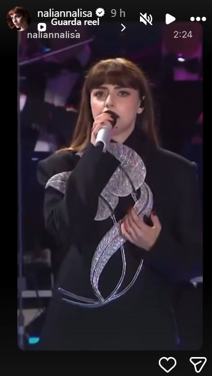 Annalisa cambia Look: addio a stivali alti in pelle e mini shorts, ecco cosa indossa ora FOTO