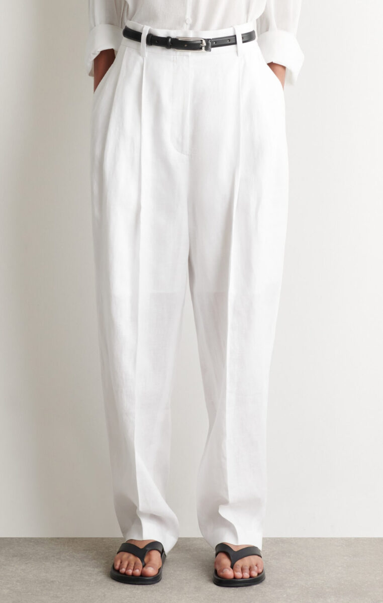 Il capo ideale per affrontare il caldo estivo? I pantaloni bianchi, freschi e super chic