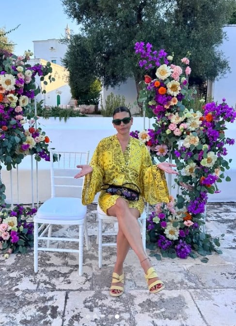 Emma segue il trend della stampa bandana: ma ecco come l’ha abbinata! FOTO
