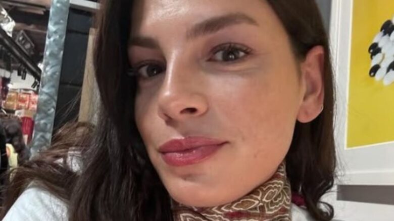 Emma (ri)lancia il trend del bikini bicolor per l’estate 2026
