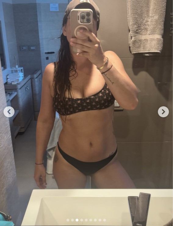 Emma (ri)lancia il trend del bikini bicolor per l’estate 2026