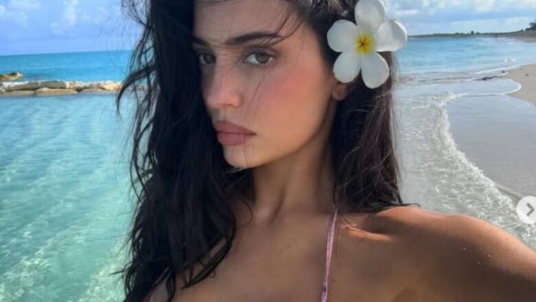 Kylie Jenner, Look total pink per una cena sulla spiaggia: da copiare subito!