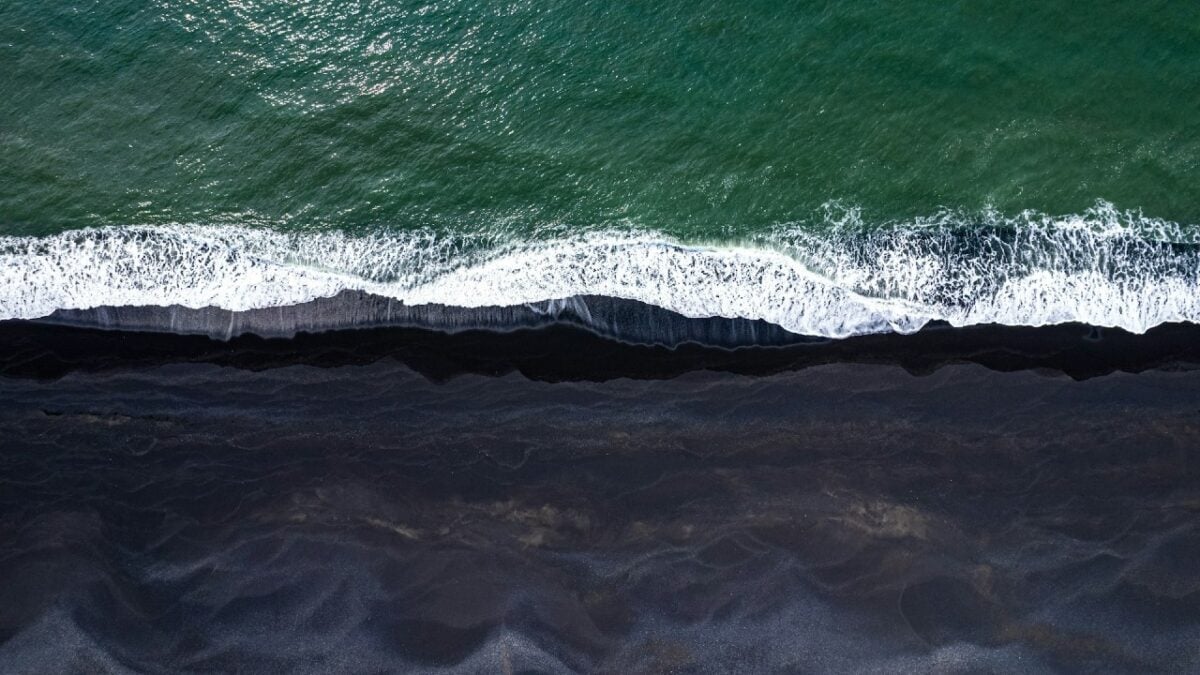 Spiagge nere in Italia: le più spettacolari dalla Toscana alla Sicilia Spiagge nere in Italia: le più spettacolari dalla Toscana alla Sicilia