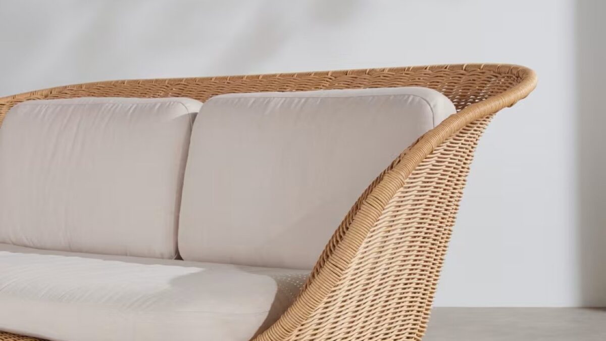 È appena arrivato da Maisons du Monde ma è già scontato: il divano da giardino che sta facendo impazzire gli amanti dell’outdoor È appena arrivato da Maisons du Monde ma è già scontato: il divano da giardino che sta facendo impazzire gli amanti dell’outdoor