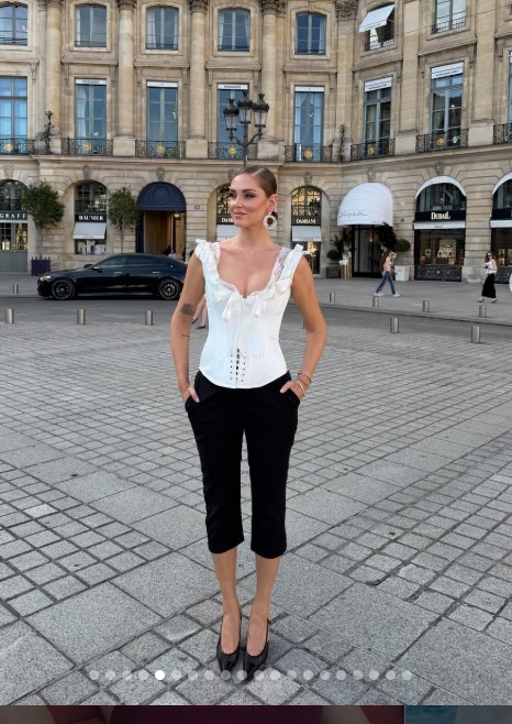 Anche Chiara Ferragni segue la moda del momento dei Capri pants FOTO Anche Chiara Ferragni segue la moda del momento dei Capri pants FOTO