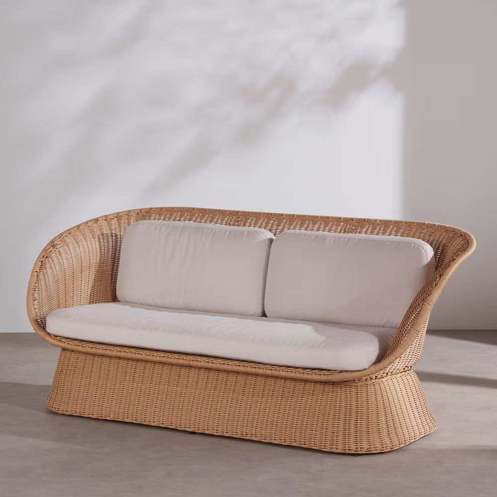 È appena arrivato da Maisons du Monde ma è già scontato: il divano da giardino che sta facendo impazzire gli amanti dell’outdoor È appena arrivato da Maisons du Monde ma è già scontato: il divano da giardino che sta facendo impazzire gli amanti dell’outdoor