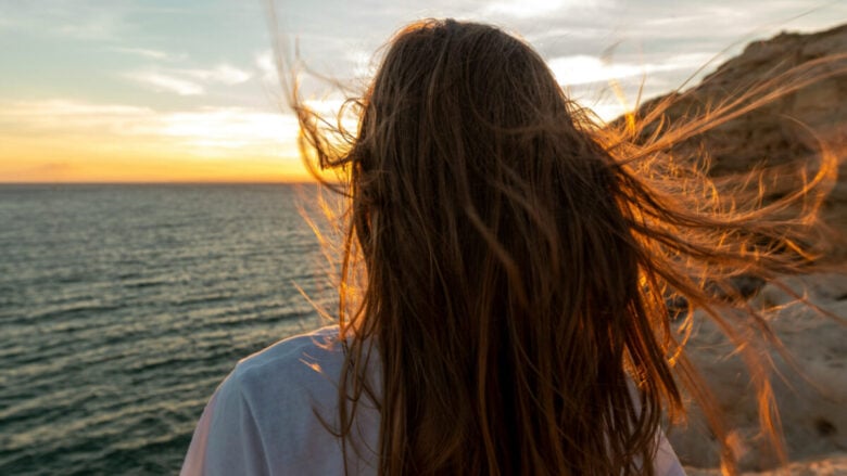 I migliori prodotti capelli anticrespo per una piega perfetta dopo il mare