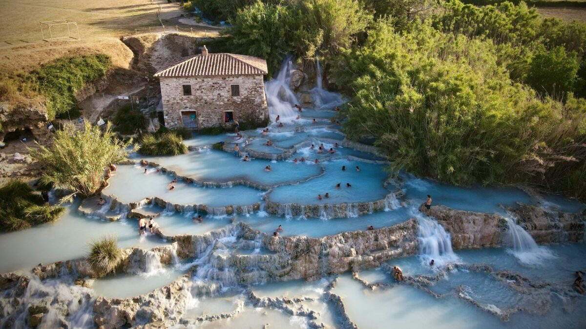 Le terme naturali più belle d’Italia: 7 sorgenti da visitare almeno una volta Le terme naturali più belle d’Italia: 7 sorgenti da visitare almeno una volta