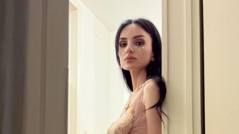 Arisa è pura visione con questo meraviglioso abito cucito 200 anni fa per Eleonora Duse