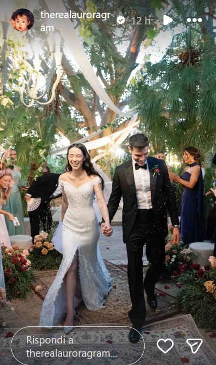 Aurora Ramazzotti, per il suo matrimonio omaggia la madre: ecco il wedding dress ispirato a quello indossato da Michelle Hunziker nel 1998 Aurora Ramazzotti, per il suo matrimonio omaggia la madre: ecco il wedding dress ispirato a quello indossato da Michelle Hunziker nel 1998