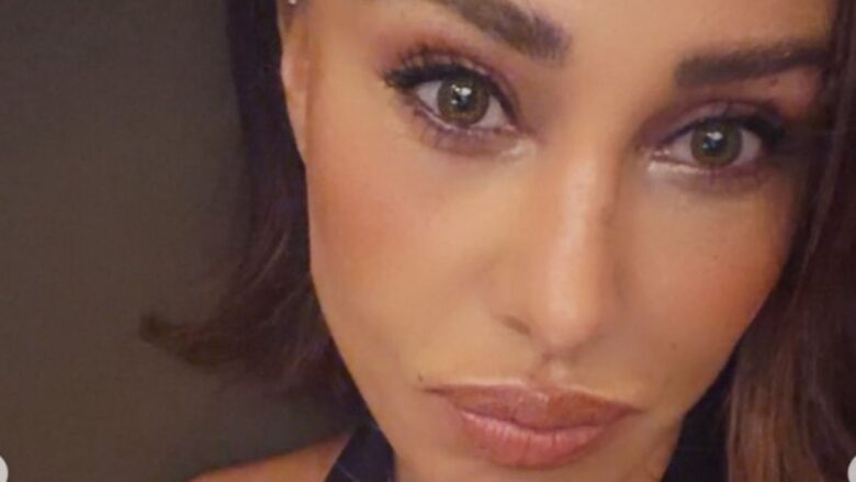 Belen Rodriguez mostra sui social la sua nuova borsa gioiello firmata Chanel