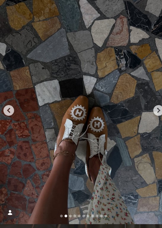 Belen Rodriguez, in vacanza con le scarpe vintage firmate Hermès: ma quanto costano?
