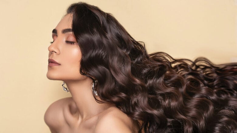 Capelli ondulati senza piastra: ecco come realizzarli