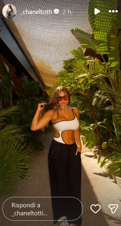 Chanel Totti, anche in vacanza non rinuncia allo stile più trendy con il monokini bicolor