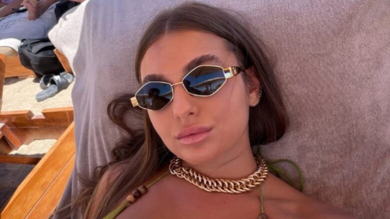 Chanel Totti, anche in vacanza non rinuncia allo stile più trendy con il monokini bicolor