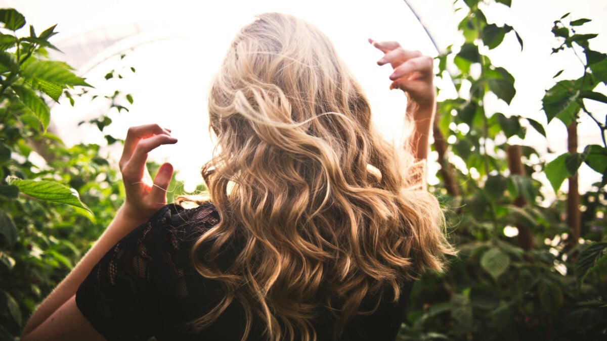 Capelli più chiari a casa: 4 metodi infallibili per schiarire la chioma in modo naturale Capelli più chiari a casa: 4 metodi infallibili per schiarire la chioma in modo naturale