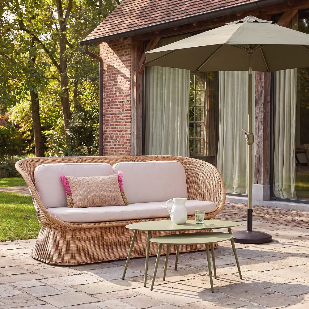 È appena arrivato da Maisons du Monde ma è già scontato: il divano da giardino che sta facendo impazzire gli amanti dell’outdoor È appena arrivato da Maisons du Monde ma è già scontato: il divano da giardino che sta facendo impazzire gli amanti dell’outdoor