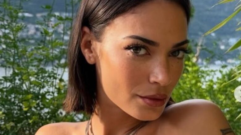 Elodie, super sexy al concerto di Sfera Ebbasta con la t-shirt Supergirl e i micro shorts