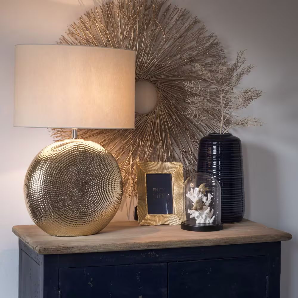 Lampade dorate Maisons du Monde: i modelli più eleganti per illuminare la casa con stile Lampade dorate Maisons du Monde: i modelli più eleganti per illuminare la casa con stile
