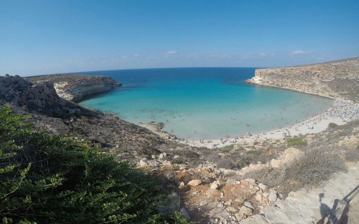 Ti sembrerà di stare alle Maldive: 5 spiagge italiane con acque azzurre e fondali trasparenti davvero uniche Ti sembrerà di stare alle Maldive: 5 spiagge italiane con acque azzurre e fondali trasparenti davvero uniche