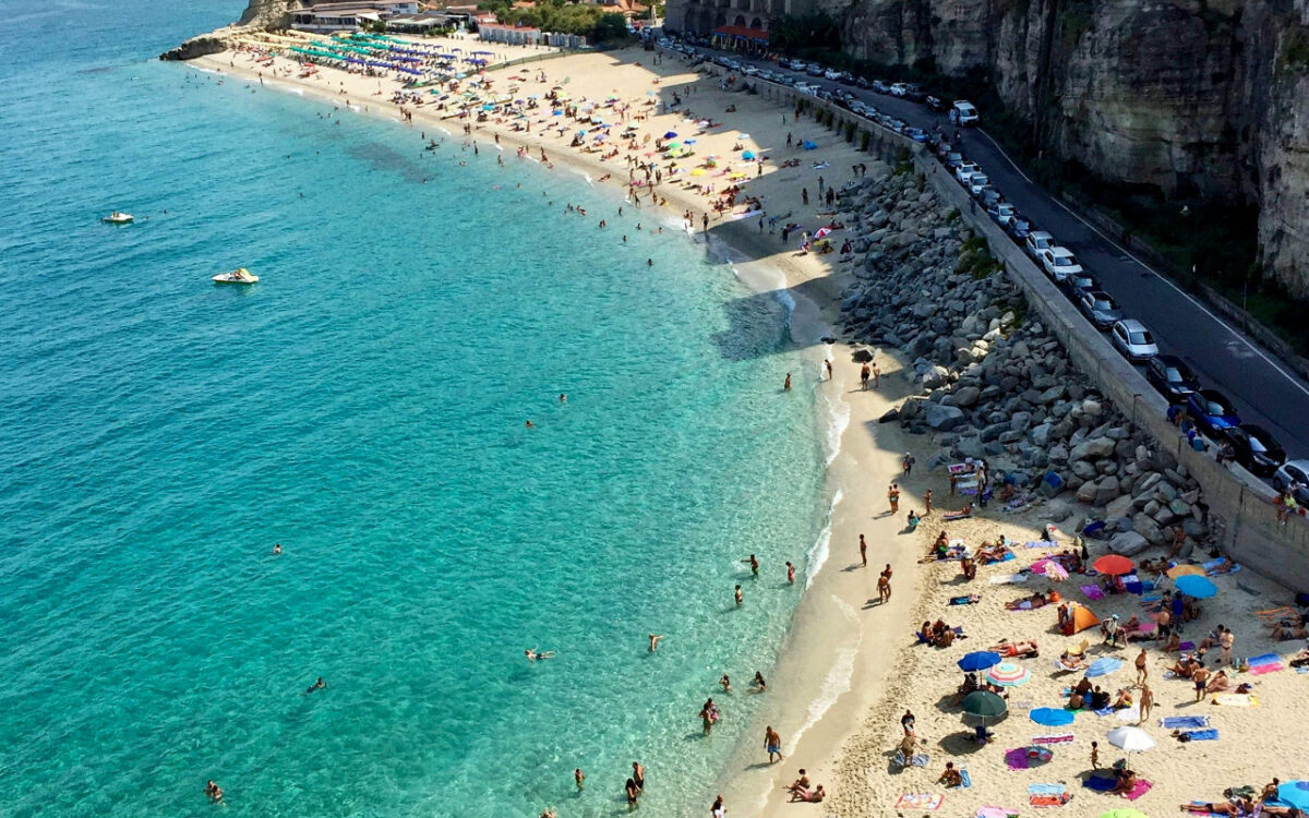 Ti sembrerà di stare alle Maldive: 5 spiagge italiane con acque azzurre e fondali trasparenti davvero uniche Ti sembrerà di stare alle Maldive: 5 spiagge italiane con acque azzurre e fondali trasparenti davvero uniche