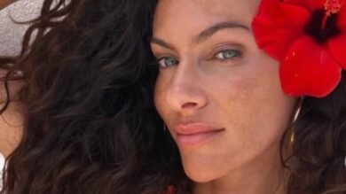 Se cerchi un mini dress chic e glamour per l’estate, l’abito di Paola Turani è quello che devi comprare! FOTO