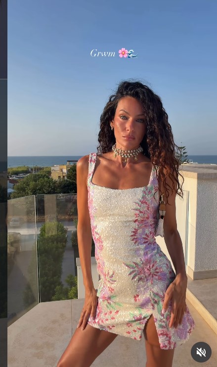 Se cerchi un mini dress chic e glamour per l’estate, l’abito di Paola Turani è quello che devi comprare! FOTO