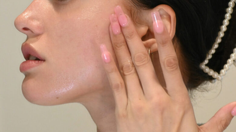 Pelle lucida d’Estate, ecco come evitarla: i prodotti skincare e make up su cui puntare