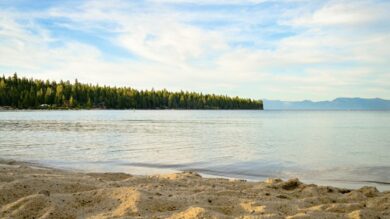 Le spiagge lacustri più belle d’Italia: dove fare il bagno al lago quest’estate
