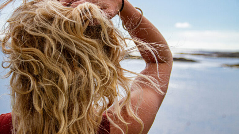 Qui gli spray solari per capelli da portare assolutamente in vacanza