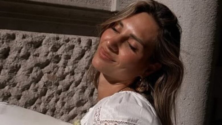 Anche Beatrice Valli segue il trend dell’abito con dettaglio ‘pareo’: da copiare subito!