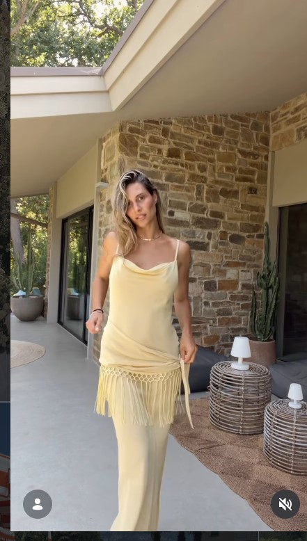 Anche Beatrice Valli segue il trend dell’abito con dettaglio ‘pareo’: da copiare subito! Anche Beatrice Valli segue il trend dell’abito con dettaglio ‘pareo’: da copiare subito!
