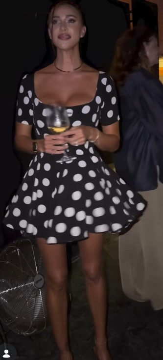 Belen Rodriguez sfoggia l’abito a pois di super tendenza per questa stagione FOTO