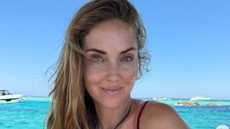 Chiara Ferragni, al mare con il trend di stagione con il bikini con stampa paisley FOTO