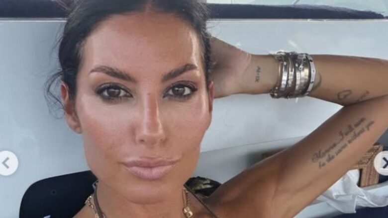 Anche Elisabetta Gregoraci segue il trend di stagione con il bikini con stampa zebrata FOTO