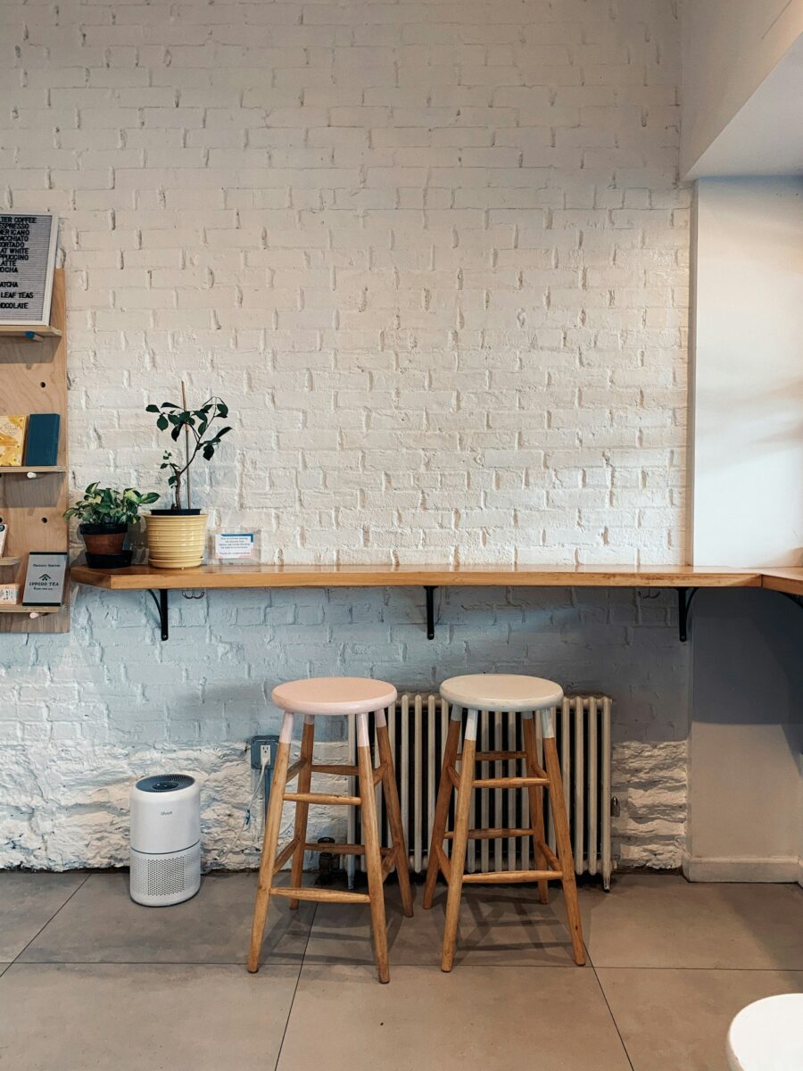 Come abbinare il color legno e il bianco in casa: 3 consigli per un ambiente caldo e luminoso Come abbinare il color legno e il bianco in casa: 3 consigli per un ambiente caldo e luminoso