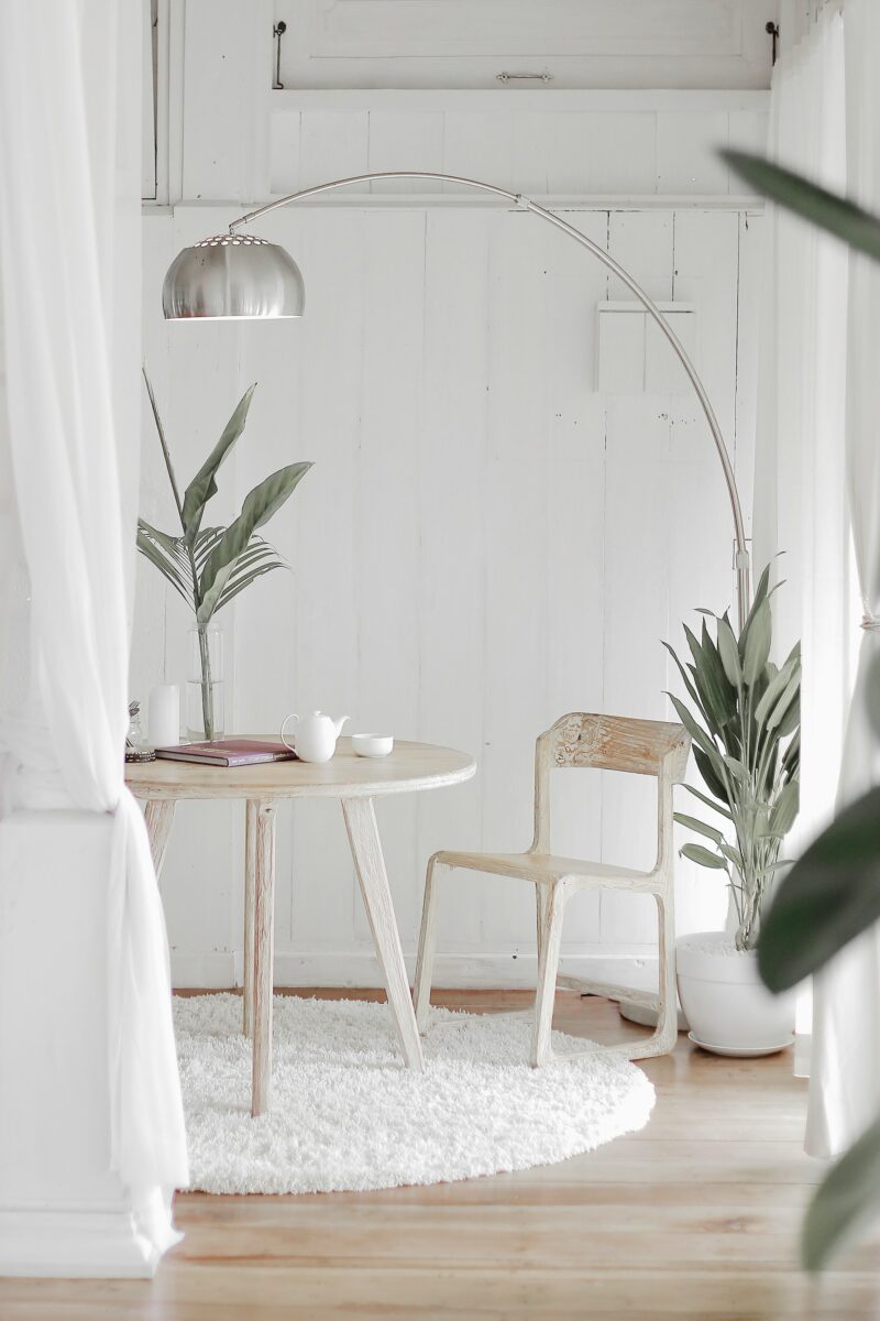 Come abbinare il color legno e il bianco in casa: 3 consigli per un ambiente caldo e luminoso Come abbinare il color legno e il bianco in casa: 3 consigli per un ambiente caldo e luminoso