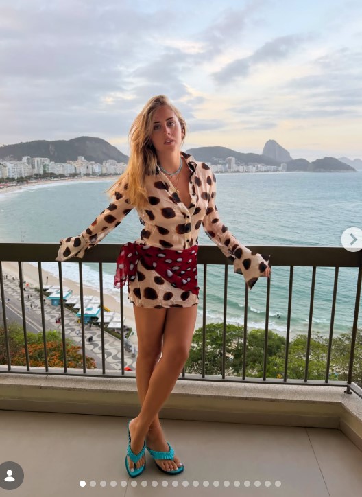 Anche Valentina Ferragni segue il trend del momento con il mini dress con pareo integrato FOTO Anche Valentina Ferragni segue il trend del momento con il mini dress con pareo integrato FOTO
