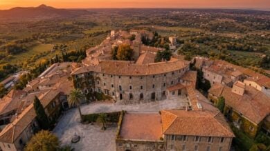 Un piccolo borgo vista mare della Costa degli Etruschi da scoprire in autunno
