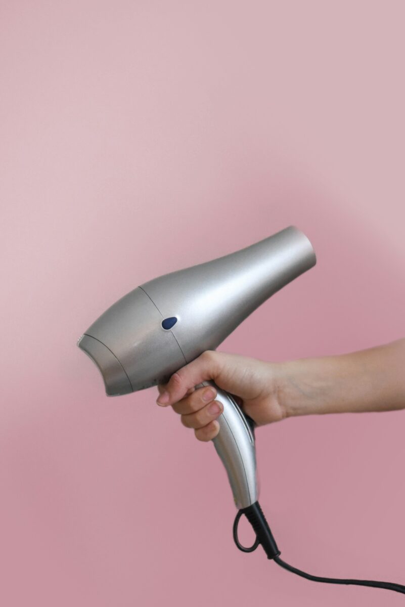 Capelli naturali, la nuova tendenza: texture, volume e styling senza eccessi Capelli naturali, la nuova tendenza: texture, volume e styling senza eccessi