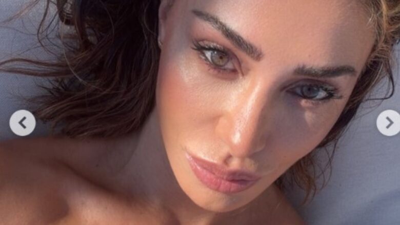 Belen Rodriguez sfoggia sui social la sua nuova borsa Chanel del 2026