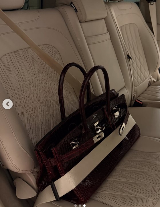 Kylie Jenner mostra sui social una delle sue borse più costose: ecco quanto costa la sua Hermès!