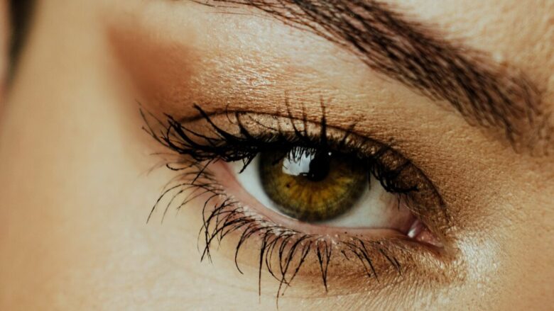 Il trucco più semplice per far sembrare gli occhi castani subito più luminosi