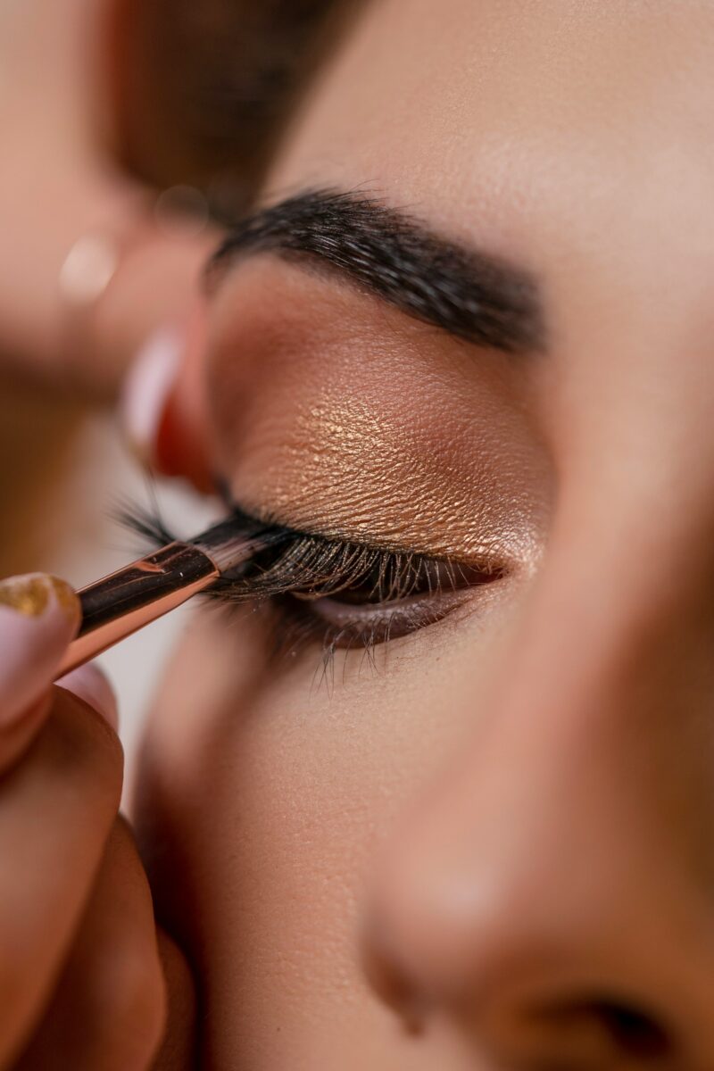 Il trucco più semplice per far sembrare gli occhi castani subito più luminosi