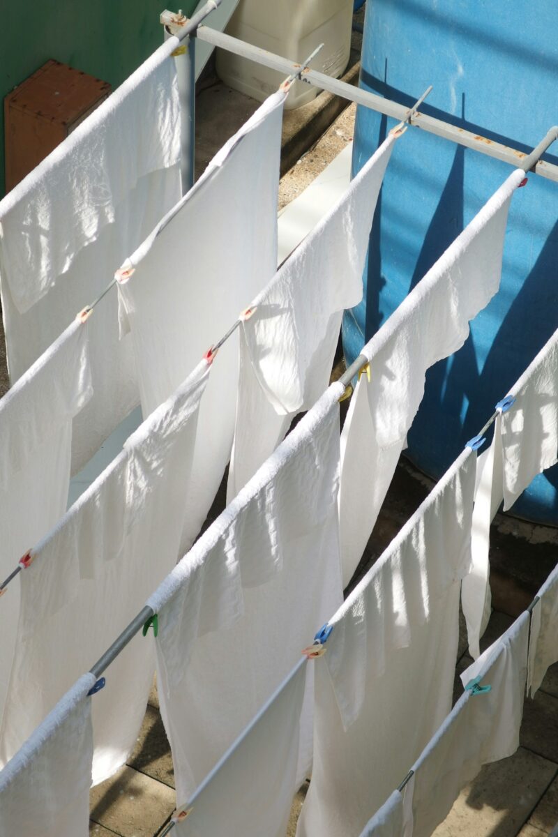 Come stendere i panni in un piccolo appartamento evitando umidità e cattivi odori Come stendere i panni in un piccolo appartamento evitando umidità e cattivi odori