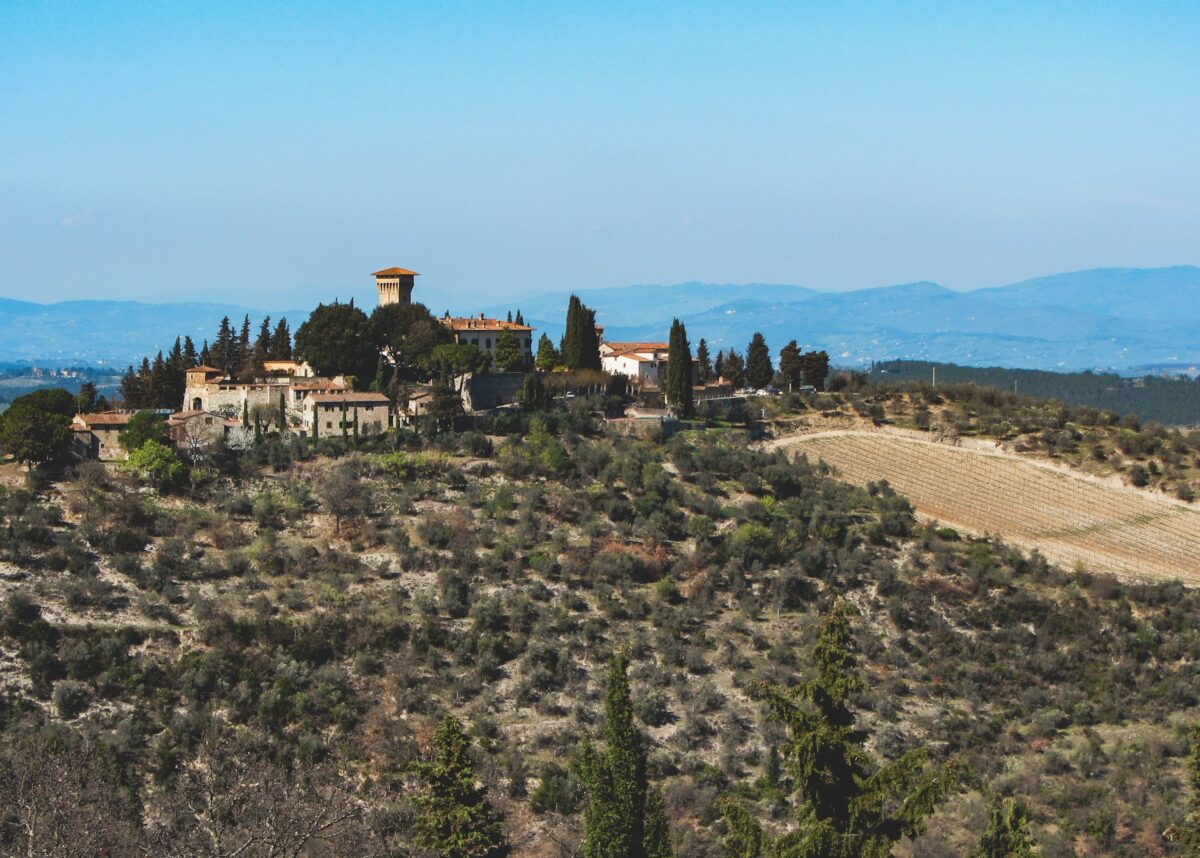 Castagne, vigne e borghi: un itinerario lento tra le colline del Chianti