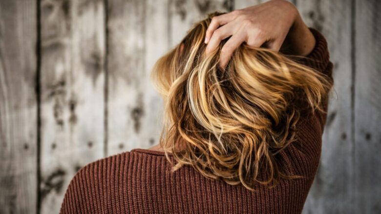 Capelli più sottili dopo i 40 anni? I trucchi naturali per una chioma dall’aspetto più folto
