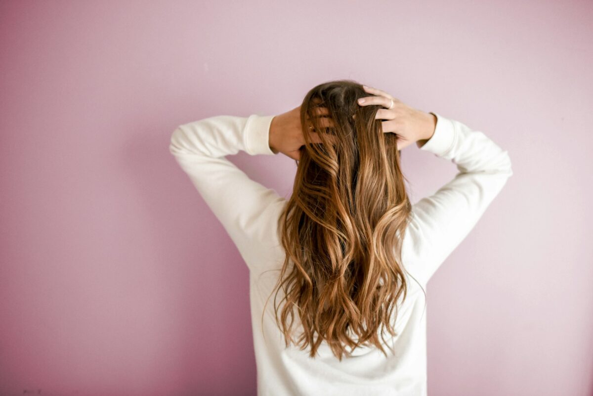 Capelli più sottili dopo i 40 anni? I trucchi naturali per una chioma dall’aspetto più folto